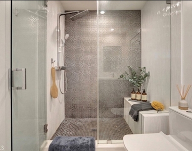 4450 Hayvenhurst - Photo Thumbnail 10