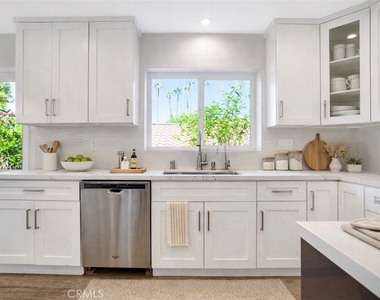 4450 Hayvenhurst - Photo Thumbnail 8