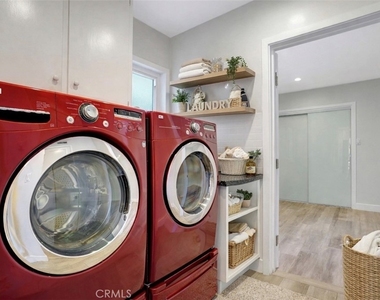 4450 Hayvenhurst - Photo Thumbnail 9