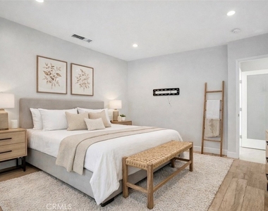 4450 Hayvenhurst - Photo Thumbnail 11