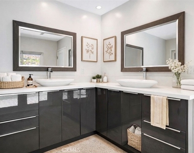 4450 Hayvenhurst - Photo Thumbnail 12