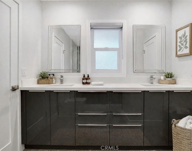 4450 Hayvenhurst - Photo Thumbnail 19