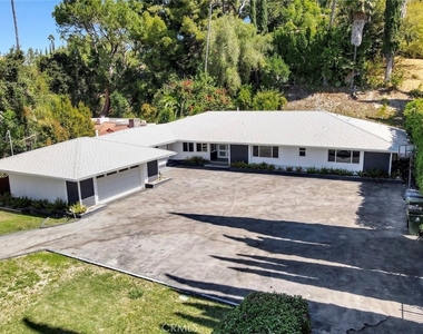 4450 Hayvenhurst - Photo Thumbnail 25