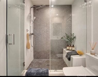 4450 Hayvenhurst - Photo Thumbnail 16