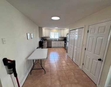 518 E Penn Street - Photo Thumbnail 6