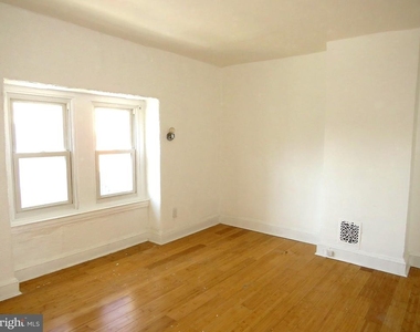 356 E Walnut Lane - Photo Thumbnail 9