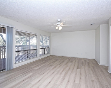 105 Crescent Blf - Photo Thumbnail 14