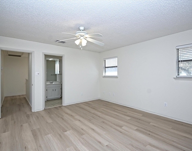 105 Crescent Blf - Photo Thumbnail 20