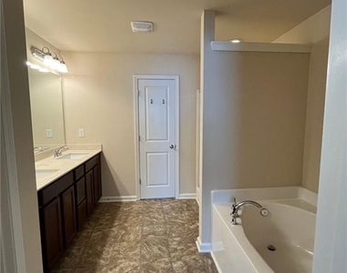 367 Highland Pointe Circle E - Photo Thumbnail 9