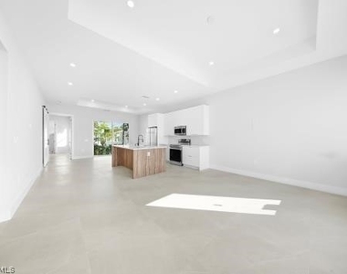 11607 Pawley Avenue - Photo Thumbnail 6