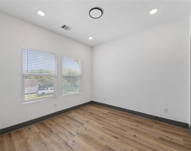 6813 Parkhurst Drive - Photo Thumbnail 9