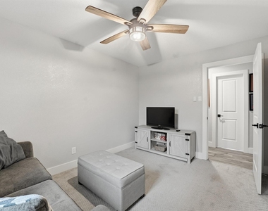 431 Dover Lane - Photo Thumbnail 8