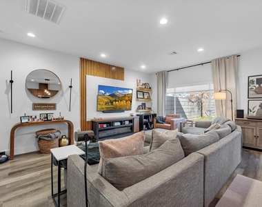 2222 Wavell Street - Photo Thumbnail 4