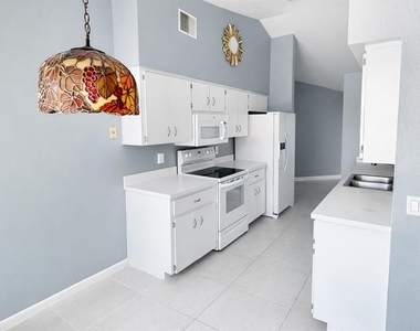 3442 N Tamarisk Avenue - Photo Thumbnail 4