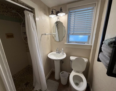 824 E University Avenue - Photo Thumbnail 4