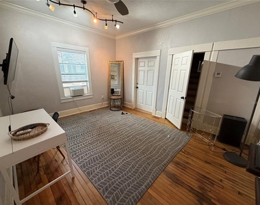 824 E University Avenue - Photo Thumbnail 3