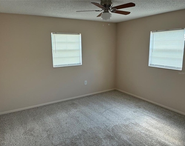 198 Oak Street - Photo Thumbnail 4