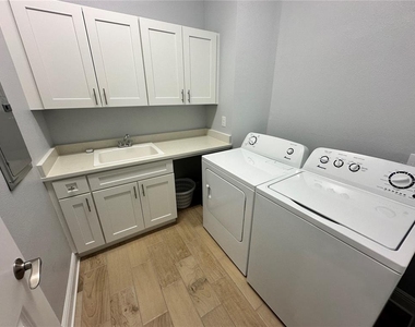 3426 W 79 Street W - Photo Thumbnail 32
