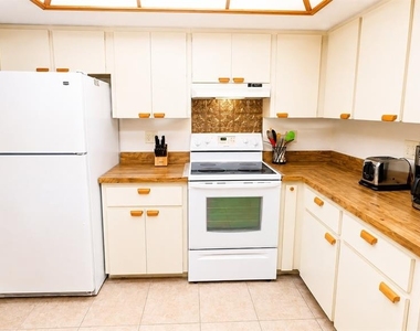 1526 Georgetowne Lane - Photo Thumbnail 5