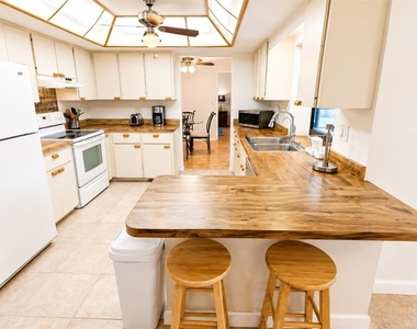1526 Georgetowne Lane - Photo Thumbnail 3