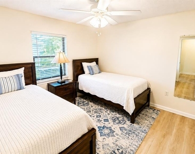 1526 Georgetowne Lane - Photo Thumbnail 24