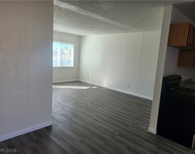2700 Basswood Avenue - Photo Thumbnail 5