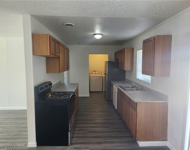 2700 Basswood Avenue - Photo Thumbnail 3