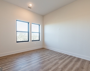 112 Rogers Street Ne - Photo Thumbnail 14