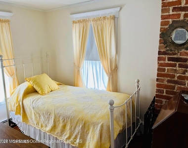 214 Howe Street - Photo Thumbnail 11