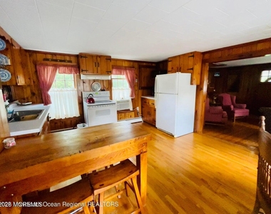 214 Howe Street - Photo Thumbnail 6