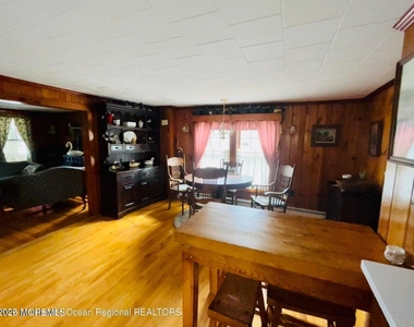 214 Howe Street - Photo Thumbnail 4