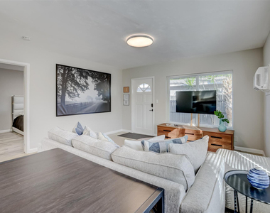 1005 Ne 17th Court - Photo Thumbnail 4