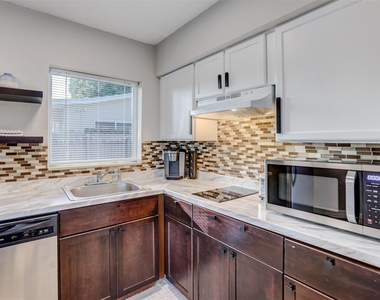 1005 Ne 17th Court - Photo Thumbnail 7