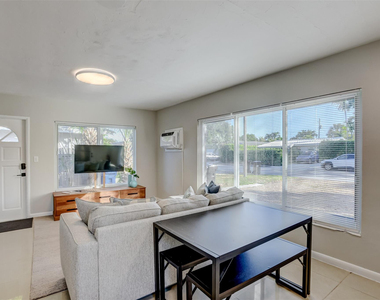 1005 Ne 17th Court - Photo Thumbnail 3