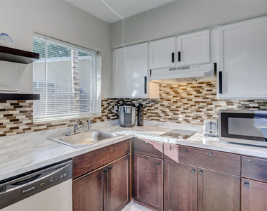 1005 Ne 17th Court - Photo Thumbnail 8