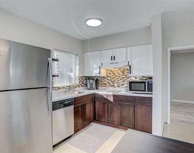 1005 Ne 17th Court - Photo Thumbnail 6