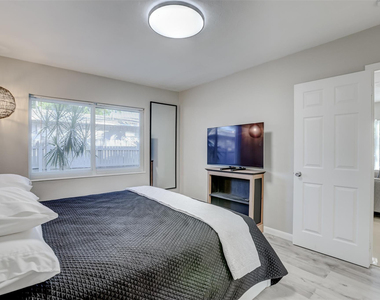1005 Ne 17th Court - Photo Thumbnail 11