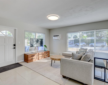1005 Ne 17th Court - Photo Thumbnail 5