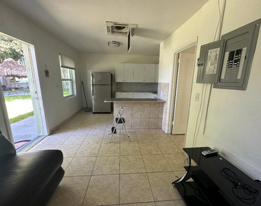 713 Ne 3rd Street - Photo Thumbnail 3