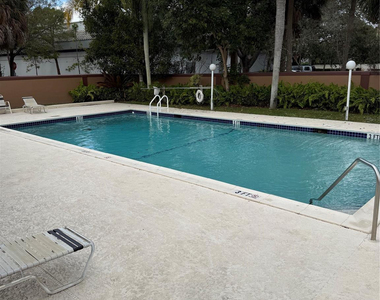 8601 Nw 34th Place - Photo Thumbnail 15