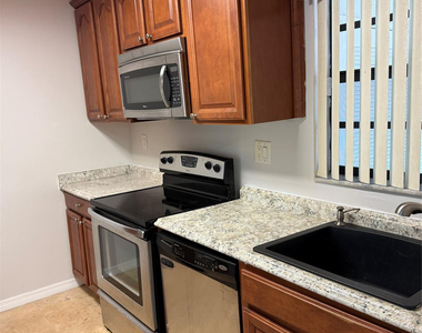 8601 Nw 34th Place - Photo Thumbnail 5