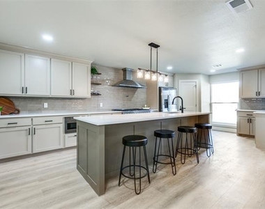 7212 Canongate Drive - Photo Thumbnail 9