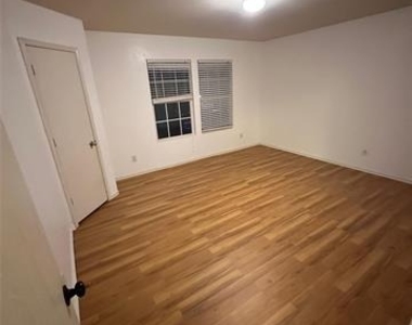 9233 Cheswick Drive - Photo Thumbnail 7