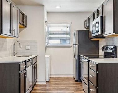 4627 Munger Avenue - Photo Thumbnail 3