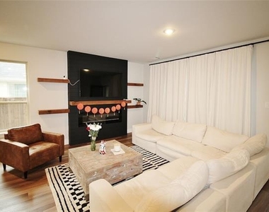 218 Mockingbird Drive - Photo Thumbnail 5