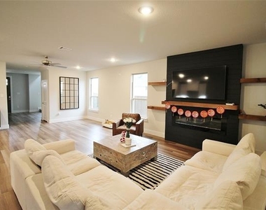 218 Mockingbird Drive - Photo Thumbnail 6