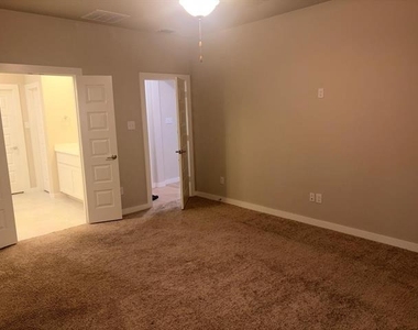 1404 Mahogany Drive - Photo Thumbnail 13