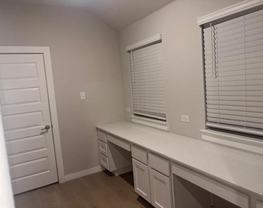 1404 Mahogany Drive - Photo Thumbnail 9
