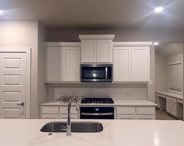 1404 Mahogany Drive - Photo Thumbnail 6
