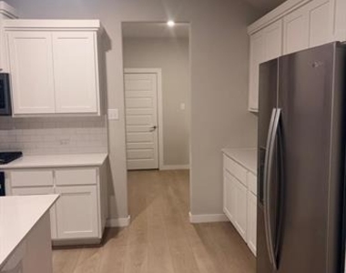 1404 Mahogany Drive - Photo Thumbnail 19